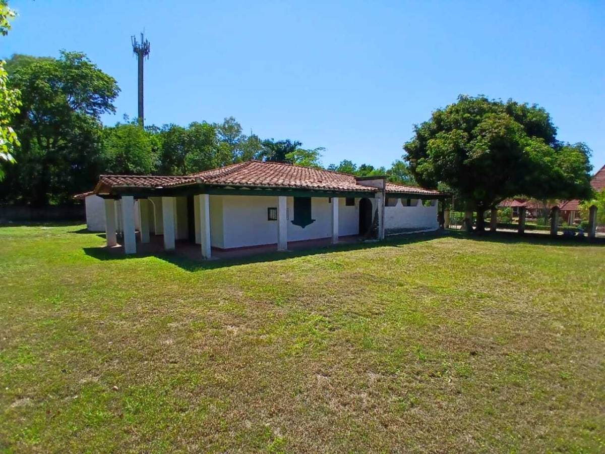 COLONIAL HOUSE WITH LARGE PATIO IN SAN BERNARDINO COUNTRY CLUB · ₲ 1.425.000.000